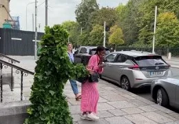 Пугает прохожих.Пранки и розыгрыши