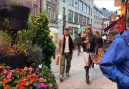Пранки и розыгрыши. Скример пугает прохожих в костюме кустика