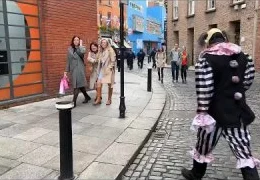 Треш-пранки и страшные розыгрыши: как пугают прохожих в жутких костюмах | Видео пранков и розыгрышей